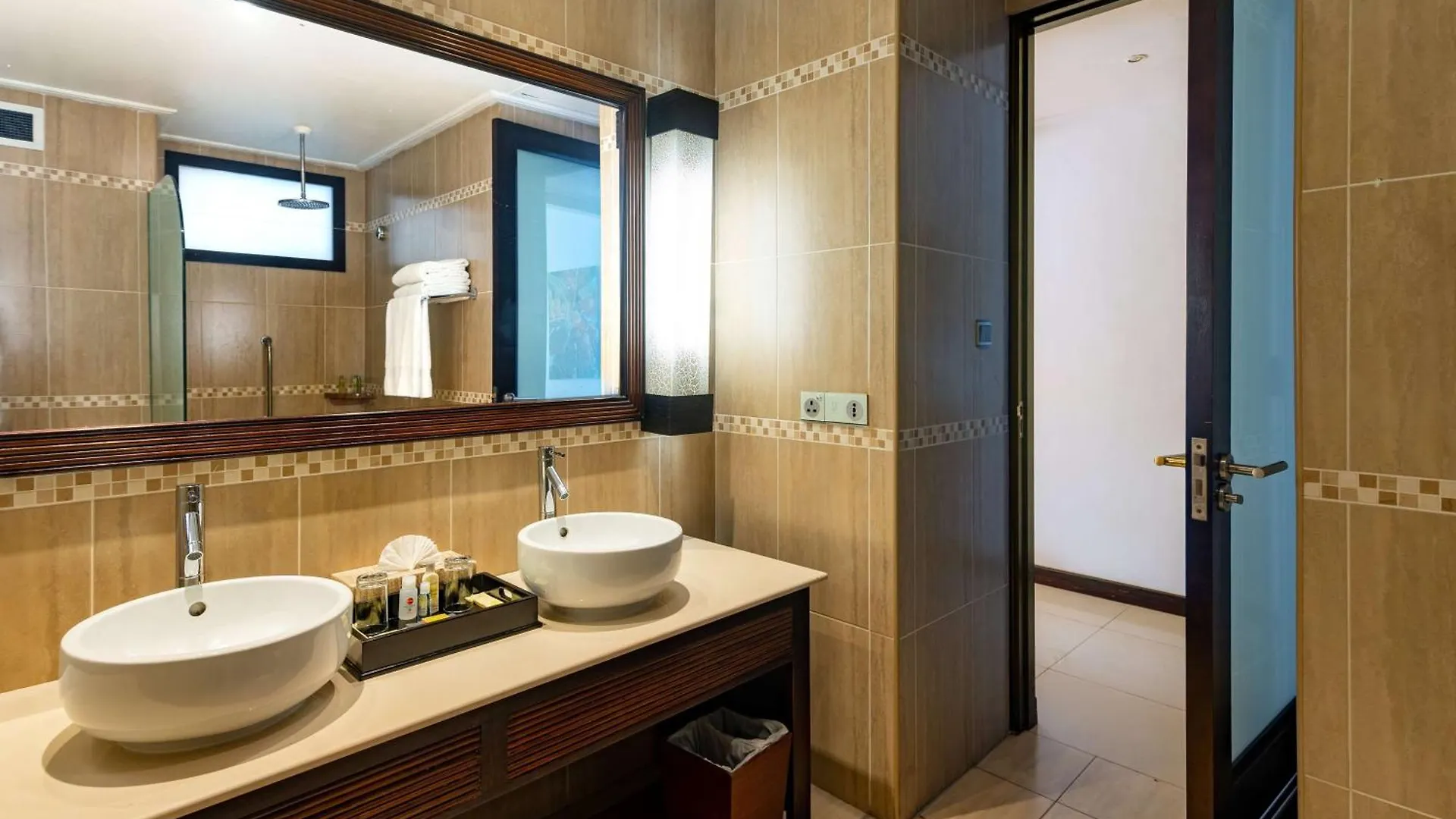 Doubletree By Hilton Seychelles Allamanda Resort & Spa Takamaka 4*,